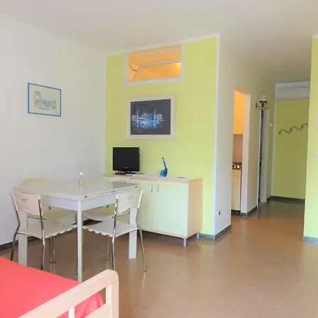 Ground Floor Flat Just 300mt From The 아파트